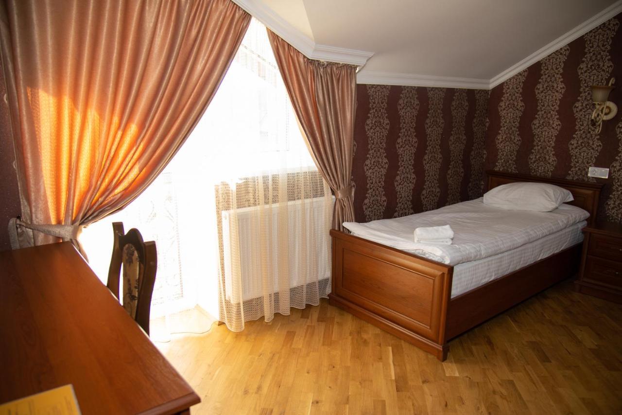 Complex Zolota Pidkova Hotel Zolochiv Exterior photo
